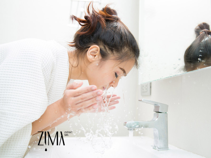 تمیز کردن منظم صورت به از بین بردن چربی، آلودگی و باکتری‌های اضافی پوست کمک می‌کند
